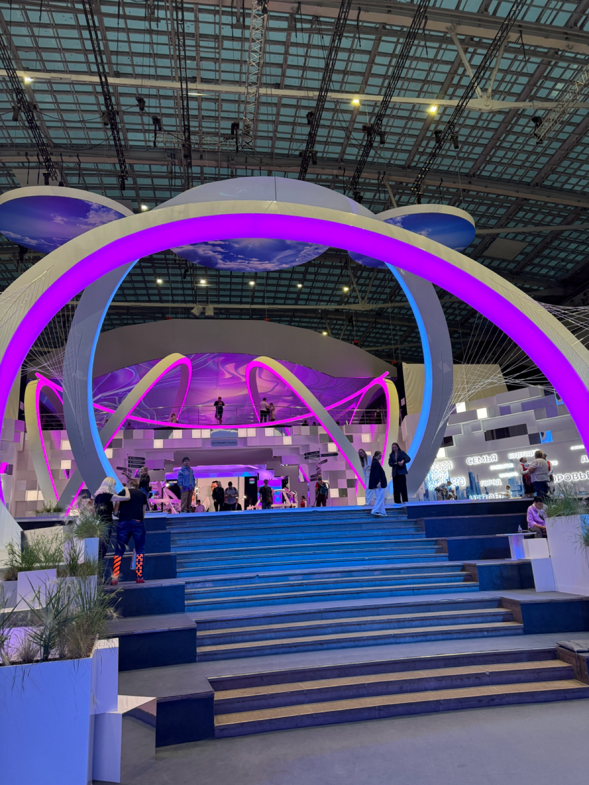 📸 МОСКВА2030 
Из личного - посетил выставку #Москва2030, где представленно видение города будущего и современные достижения в области технологий, медицины, спорта, культуры и т. д | Сетка — социальная сеть от hh.ru