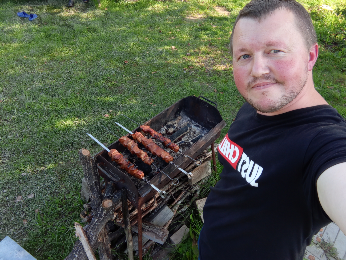 Жарю шашлык под пивко, а деньги капают...
Ну классно же.
А ведь когда-то это казалось какой-то несбыточной мечтой. Чем то нереальным. А сейчас вполне обыденность | Сетка — социальная сеть от hh.ru