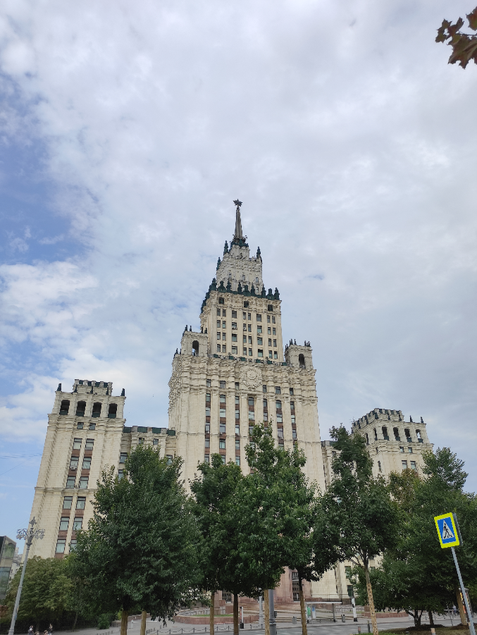 Есть что-то в сталинских высотках от Нью-Йорка 30-х и было бы интересно собрать их всех на одной улице в квартал, получилось бы что- то вроде советского Манхэттена... | Сетка — социальная сеть от hh.ru