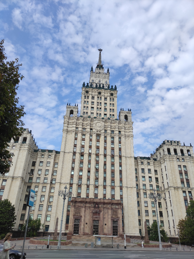 Есть что-то в сталинских высотках от Нью-Йорка 30-х и было бы интересно собрать их всех на одной улице в квартал, получилось бы что- то вроде советского Манхэттена... | Сетка — социальная сеть от hh.ru