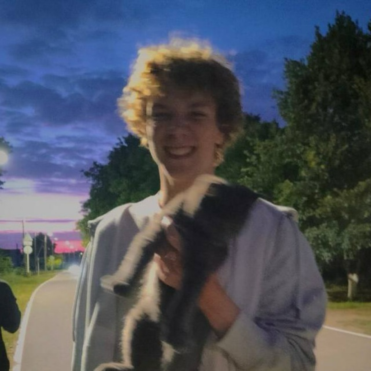 Всем привет 👋🏻
Я Ваня, uxui дизайнер, делаю сайты и собераю из на вебфлоу / тильде, иногда приложения, но зачастую это свои сайд проекты, для души занимаюсь 3д 
В основном фриланшу, но успел поработат... | Сетка — социальная сеть от hh.ru