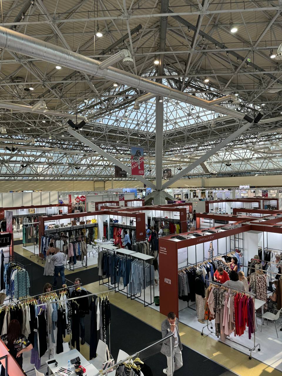 Первый день выставки подходит к концу. Команда PROfashion активно готовит для вас репортажи, а пока мы решили поделиться атмосферой мероприятия! | Сетка — социальная сеть от hh.ru