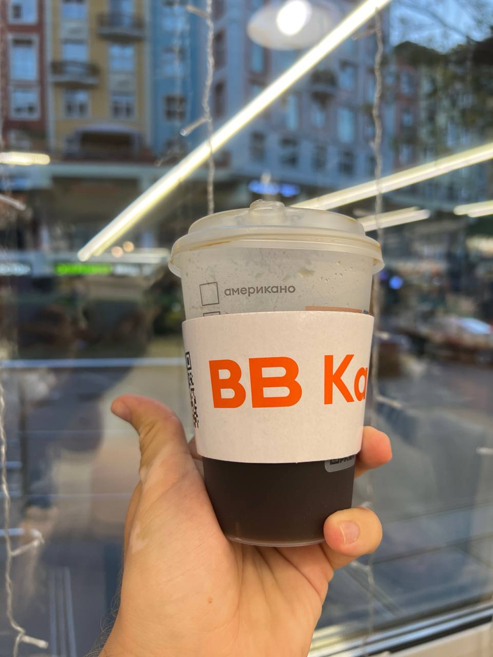 Самый вкусный кофе на районе оказался во ВкусВилле
Кофейни в свою очередь закупают плохое зерно, часто пережаренное и определенно дешевое, хотя район и стоимость недвижимости в нем – приличные | Сетка — социальная сеть от hh.ru