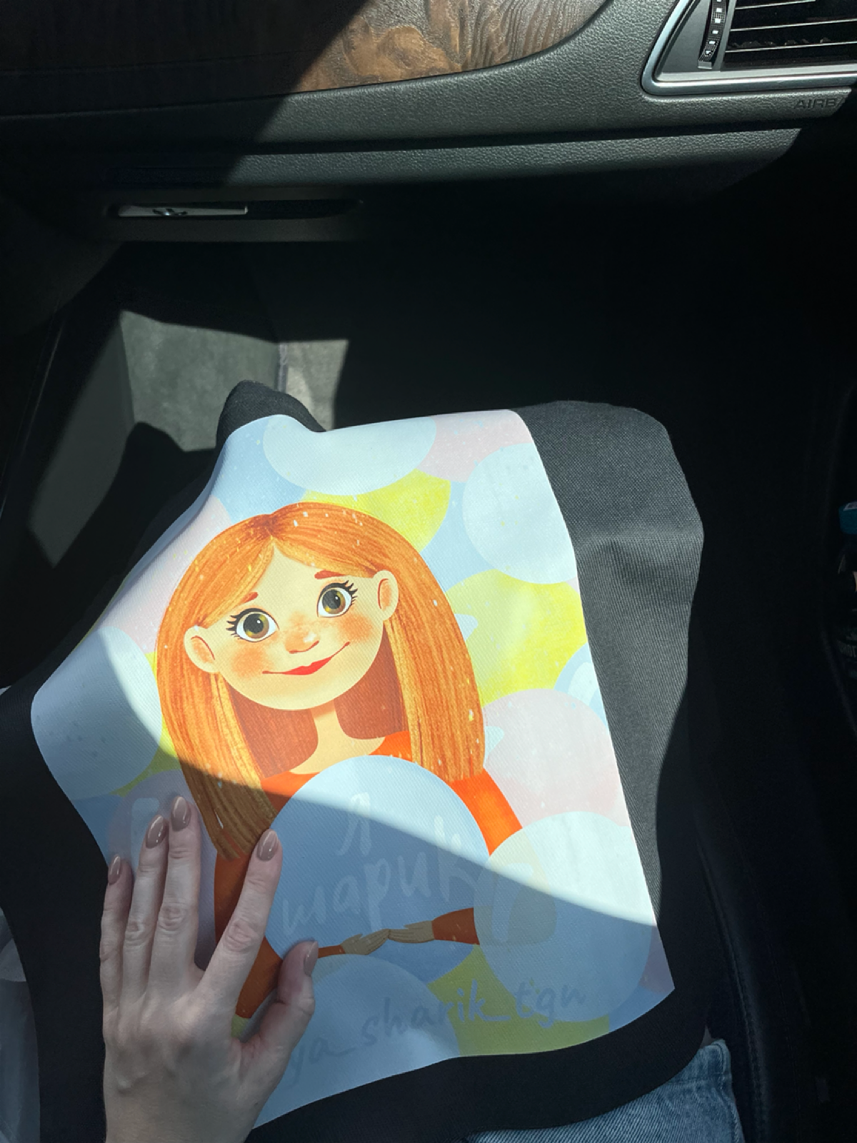 Привет)
Я Лада, и я иллюстратор, не дизайнер 😅
Рисую на заказ и для души, как в digital так и в традишке.
В стилях меня неплохо штормит | Сетка — социальная сеть от hh.ru