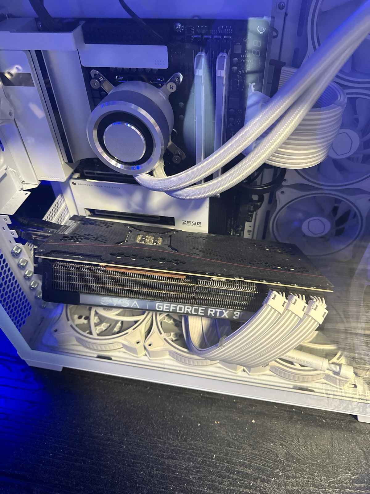 #Pc #Gaming #GamingPc #Desktop #Workplace
Когда случайно вылетела видеокарта, со включенным питанием) | Сетка — социальная сеть от hh.ru