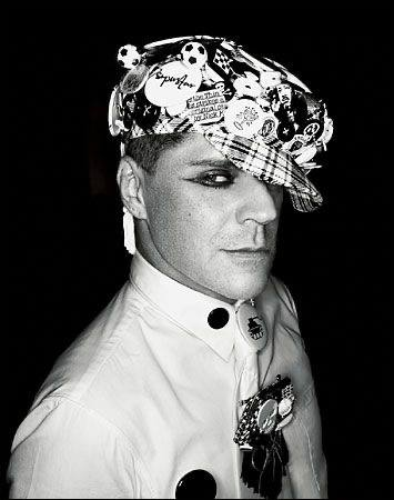 Judy Blame
Стилист, который превратил обыденные вещи в нечто особенное и уникальное.
Вдохновитель Такахиро и его давний друг, которому посвящена эта коллекция | Сетка — социальная сеть от hh.ru
