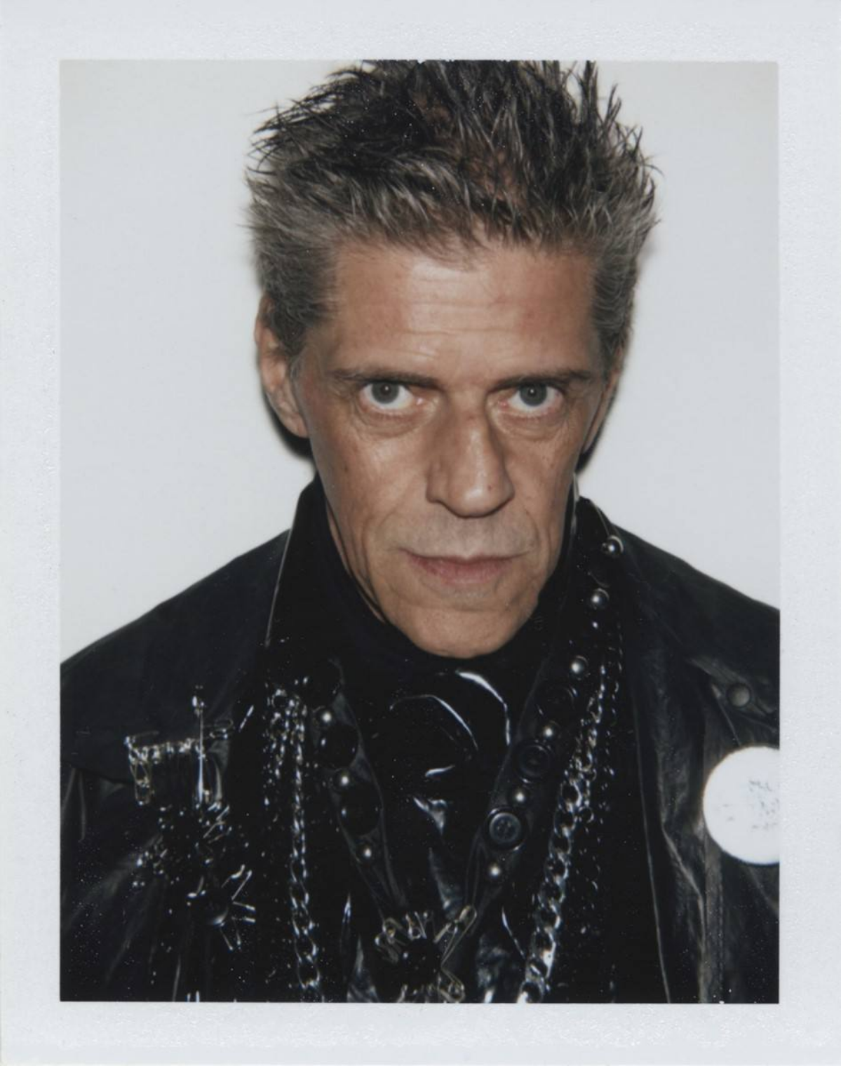 Judy Blame
Стилист, который превратил обыденные вещи в нечто особенное и уникальное.
Вдохновитель Такахиро и его давний друг, которому посвящена эта коллекция | Сетка — социальная сеть от hh.ru