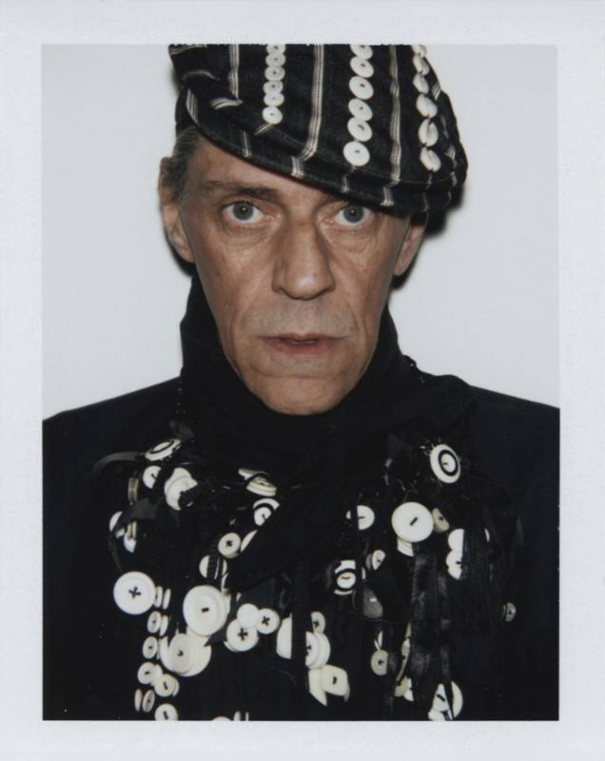 Judy Blame
Стилист, который превратил обыденные вещи в нечто особенное и уникальное.
Вдохновитель Такахиро и его давний друг, которому посвящена эта коллекция | Сетка — социальная сеть от hh.ru