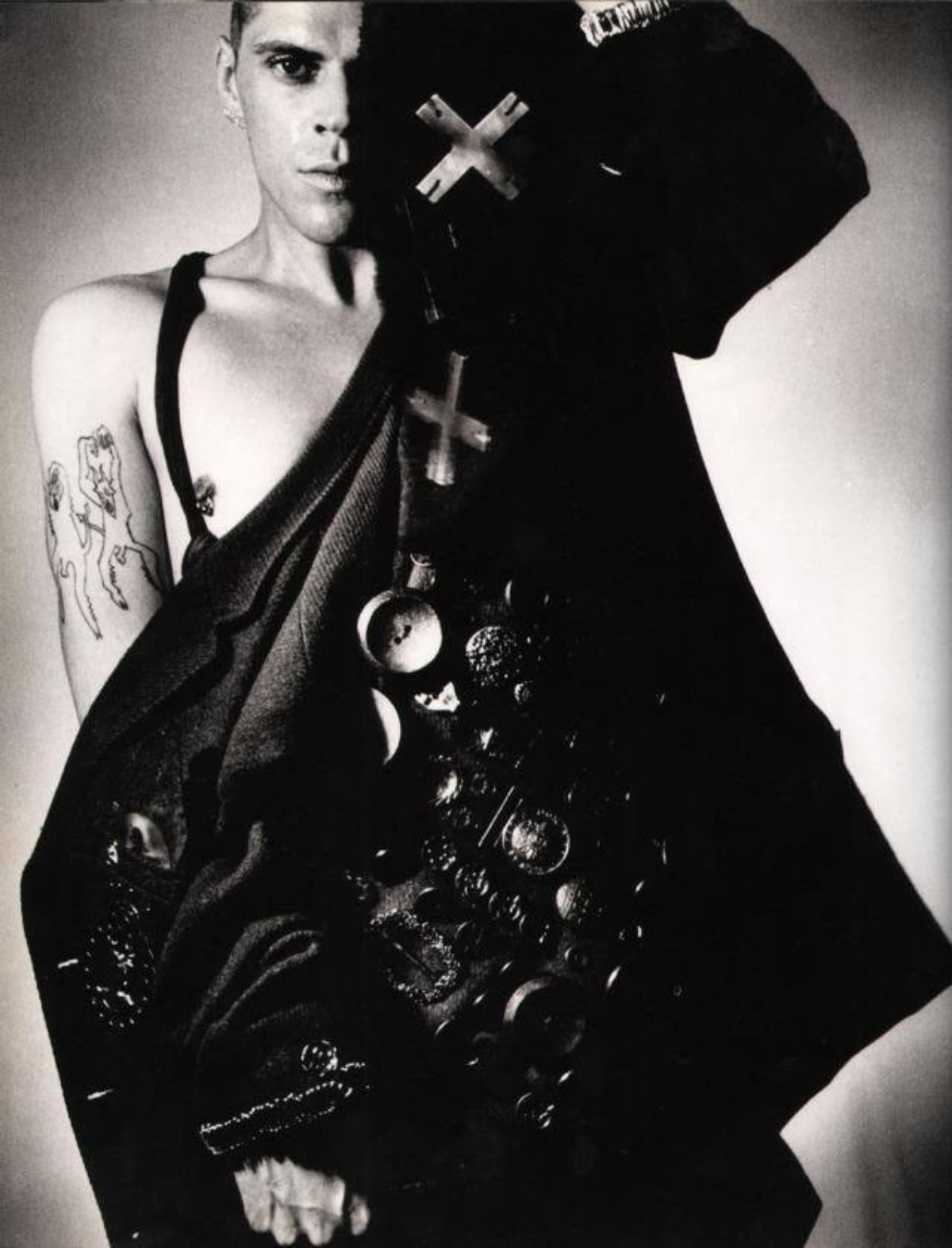 Judy Blame
Стилист, который превратил обыденные вещи в нечто особенное и уникальное.
Вдохновитель Такахиро и его давний друг, которому посвящена эта коллекция | Сетка — социальная сеть от hh.ru