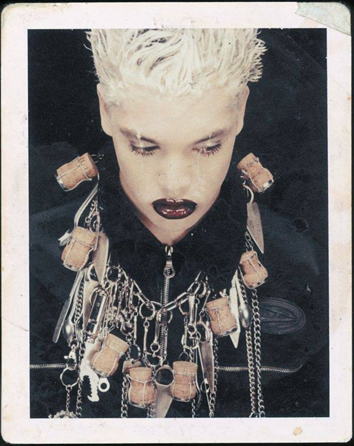 Judy Blame
Стилист, который превратил обыденные вещи в нечто особенное и уникальное.
Вдохновитель Такахиро и его давний друг, которому посвящена эта коллекция | Сетка — социальная сеть от hh.ru