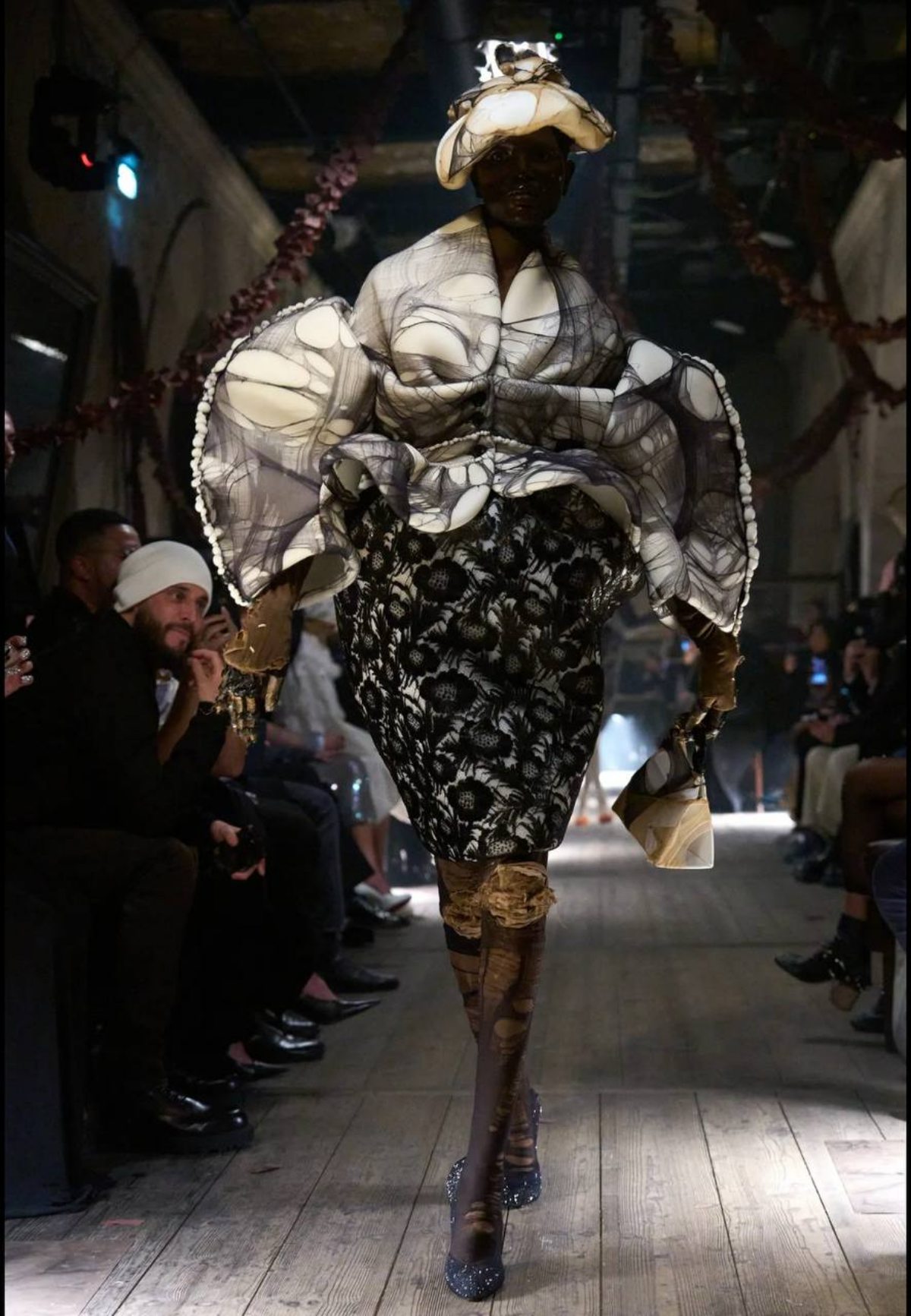 Maison Margiela SS 2024 Couture
Кстати говоря, Джон Гальяно с 2014 года является креативным директором Дома Маржела | Сетка — социальная сеть от hh.ru