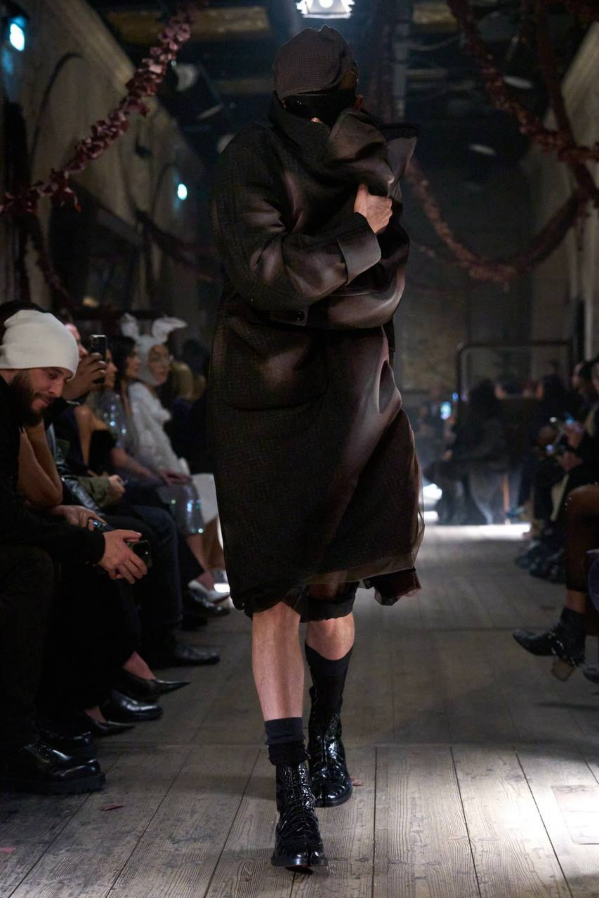 Maison Margiela SS 2024 Couture
Кстати говоря, Джон Гальяно с 2014 года является креативным директором Дома Маржела | Сетка — социальная сеть от hh.ru