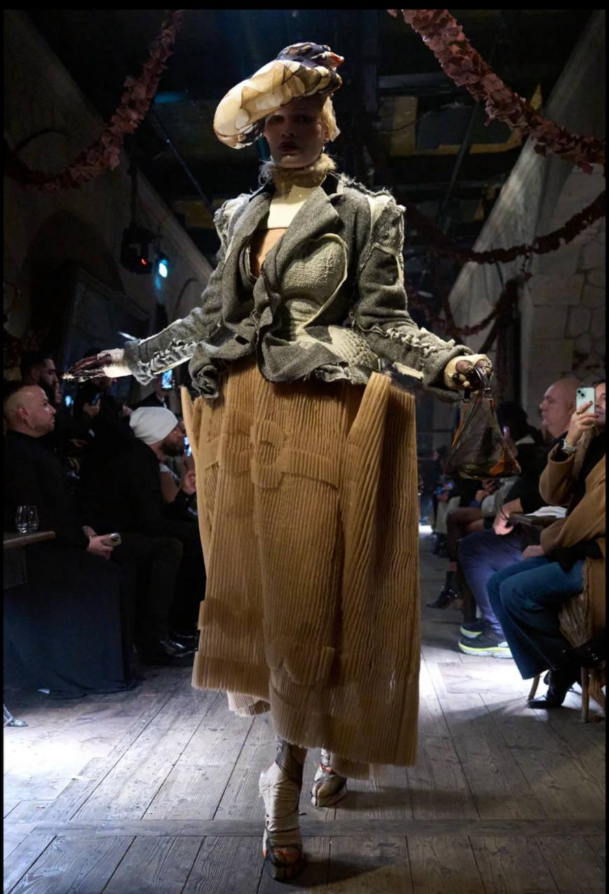 Maison Margiela SS 2024 Couture
Кстати говоря, Джон Гальяно с 2014 года является креативным директором Дома Маржела | Сетка — социальная сеть от hh.ru