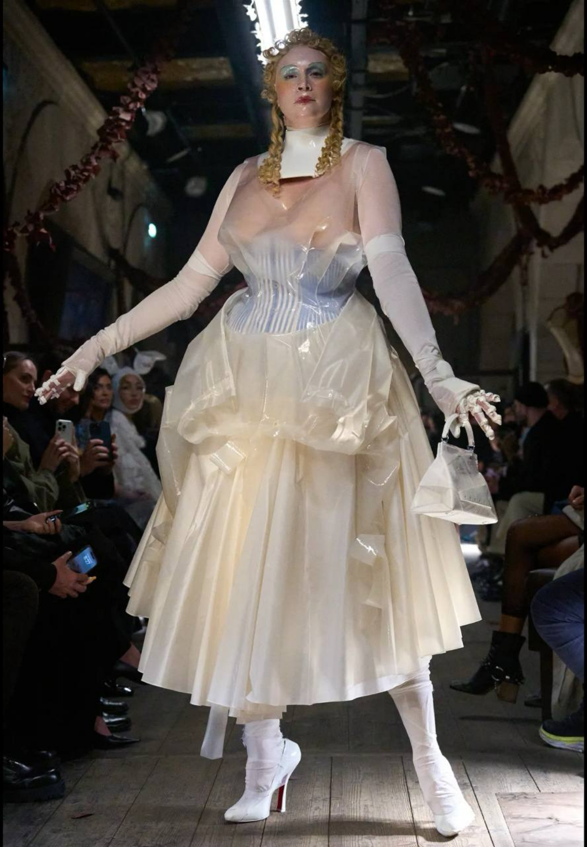 Maison Margiela SS 2024 Couture
Кстати говоря, Джон Гальяно с 2014 года является креативным директором Дома Маржела | Сетка — социальная сеть от hh.ru