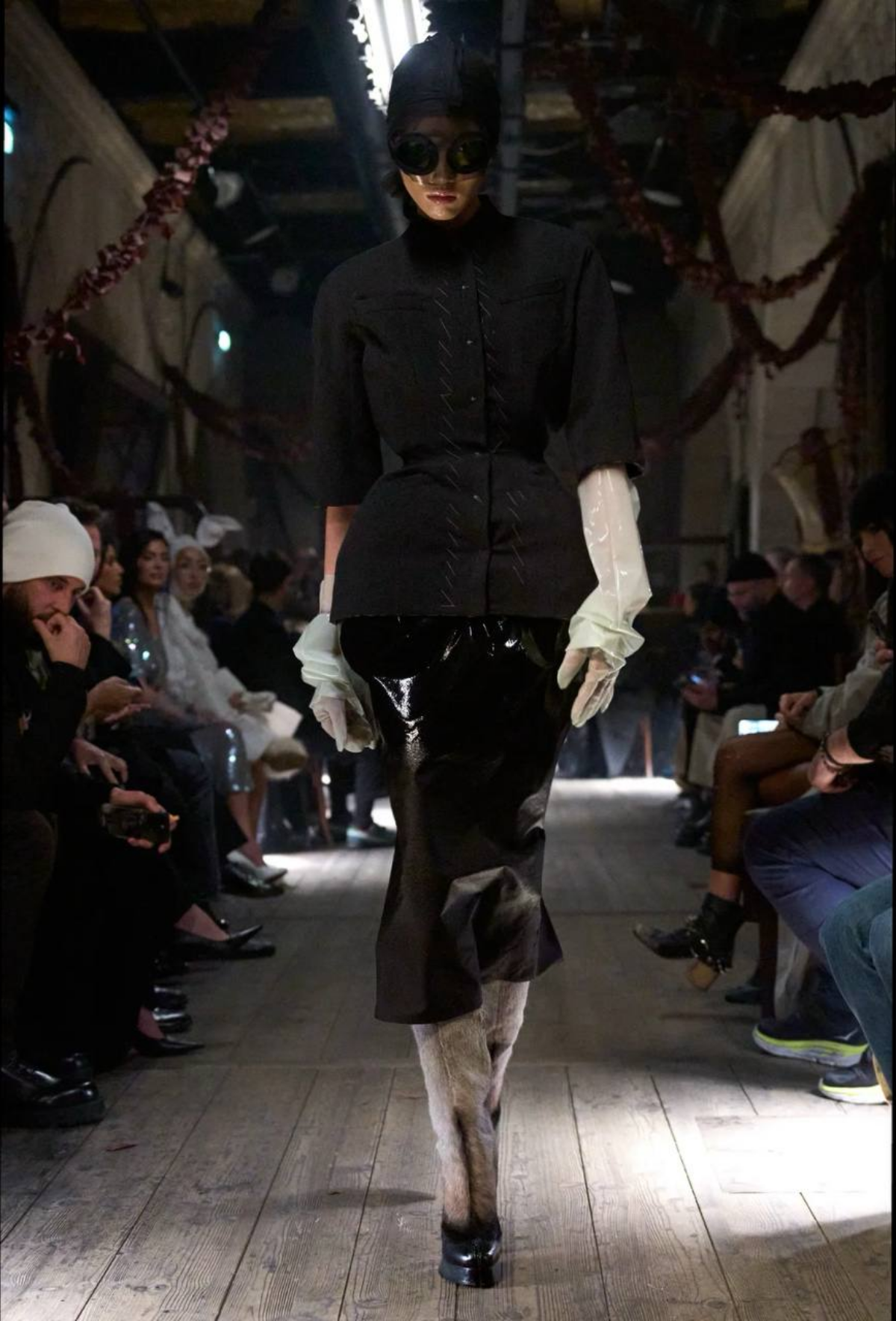 Maison Margiela SS 2024 Couture
Кстати говоря, Джон Гальяно с 2014 года является креативным директором Дома Маржела | Сетка — социальная сеть от hh.ru