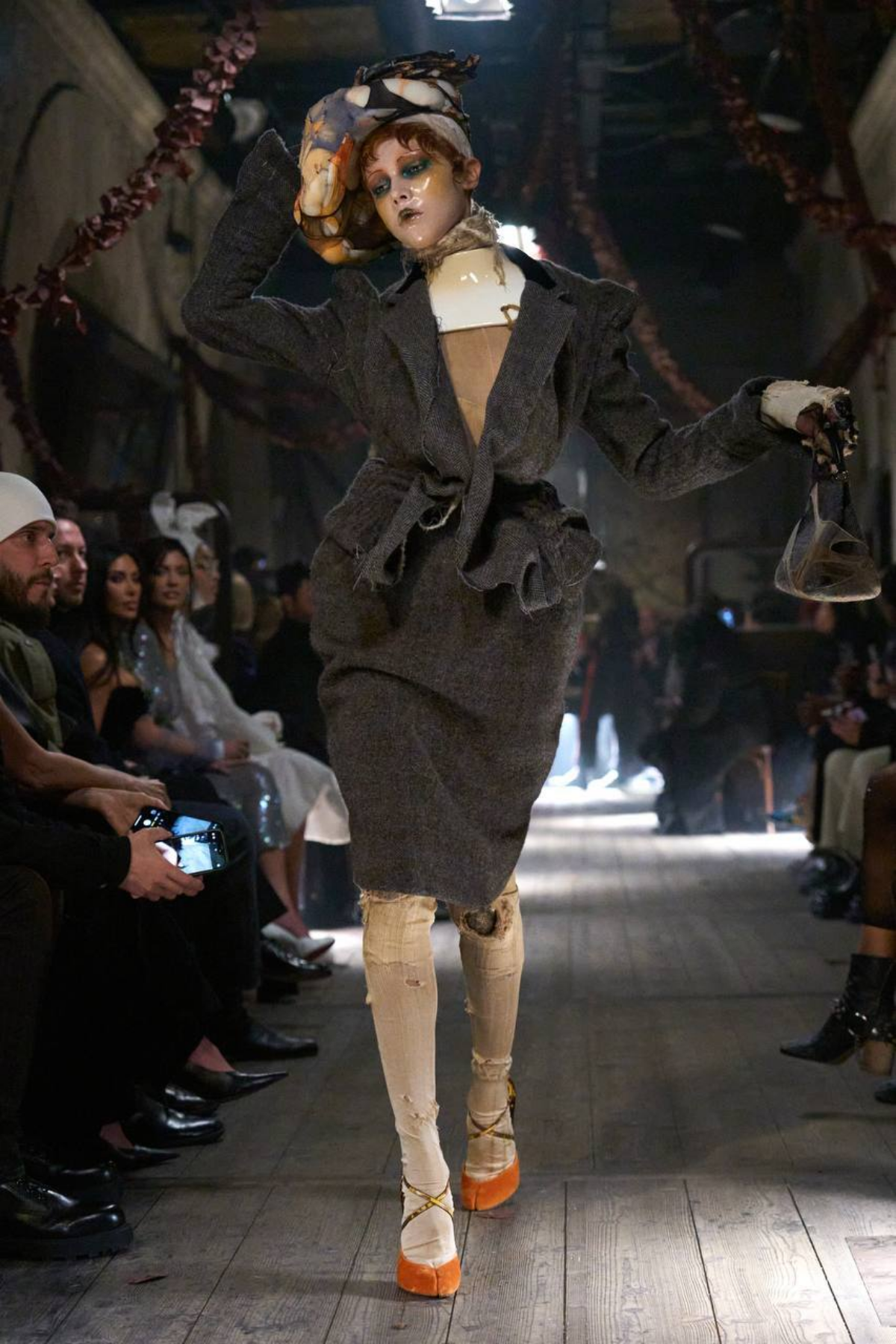 Maison Margiela SS 2024 Couture
Кстати говоря, Джон Гальяно с 2014 года является креативным директором Дома Маржела | Сетка — социальная сеть от hh.ru