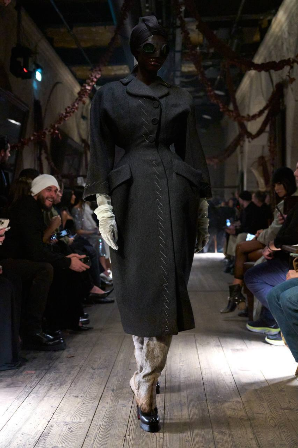 Maison Margiela SS 2024 Couture
Кстати говоря, Джон Гальяно с 2014 года является креативным директором Дома Маржела | Сетка — социальная сеть от hh.ru