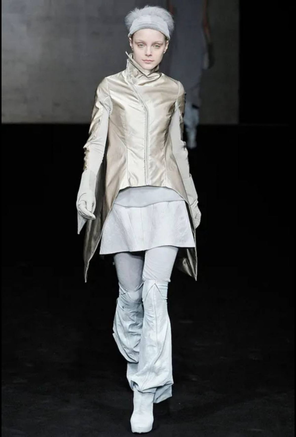 Rick Owens Fall 2009 RTW
Классика авангарда и, на мой взгляд, один из самых культовых показов Рика, откуда черпают вдохновение нынешние дизайнеры: асимметрия, зип-молнии, многослойность | Сетка — социальная сеть от hh.ru