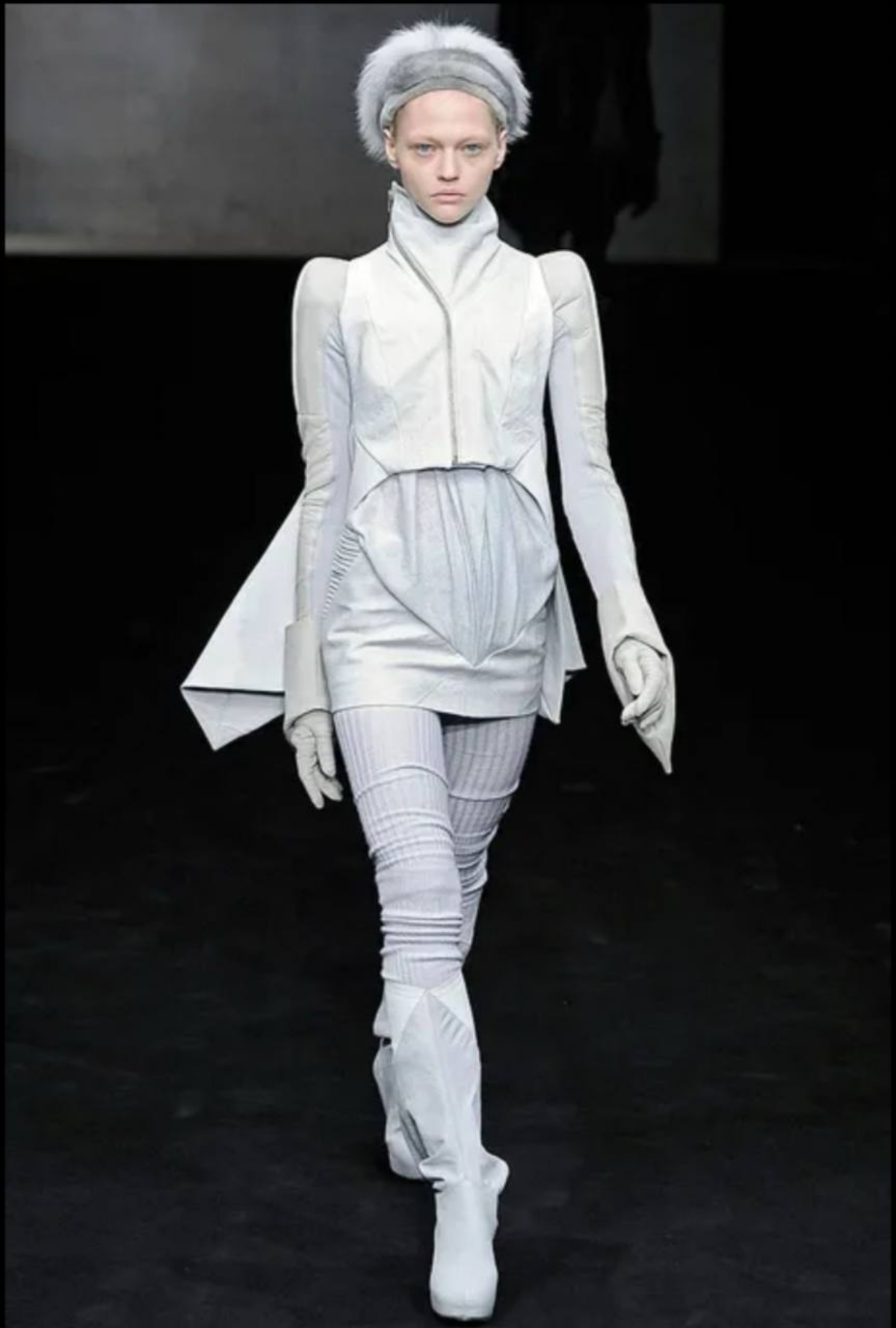 Rick Owens Fall 2009 RTW
Классика авангарда и, на мой взгляд, один из самых культовых показов Рика, откуда черпают вдохновение нынешние дизайнеры: асимметрия, зип-молнии, многослойность | Сетка — социальная сеть от hh.ru