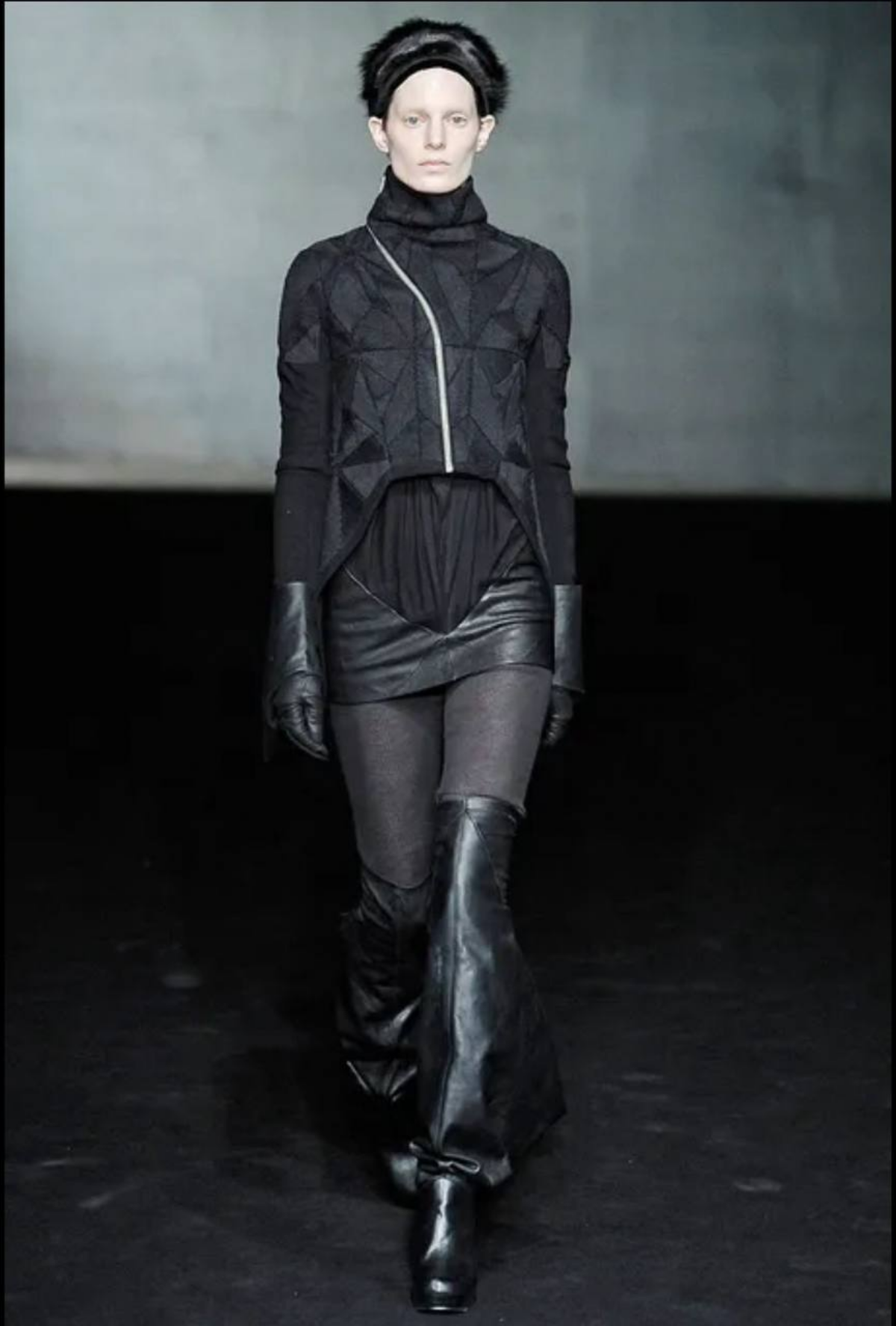 Rick Owens Fall 2009 RTW
Классика авангарда и, на мой взгляд, один из самых культовых показов Рика, откуда черпают вдохновение нынешние дизайнеры: асимметрия, зип-молнии, многослойность | Сетка — социальная сеть от hh.ru