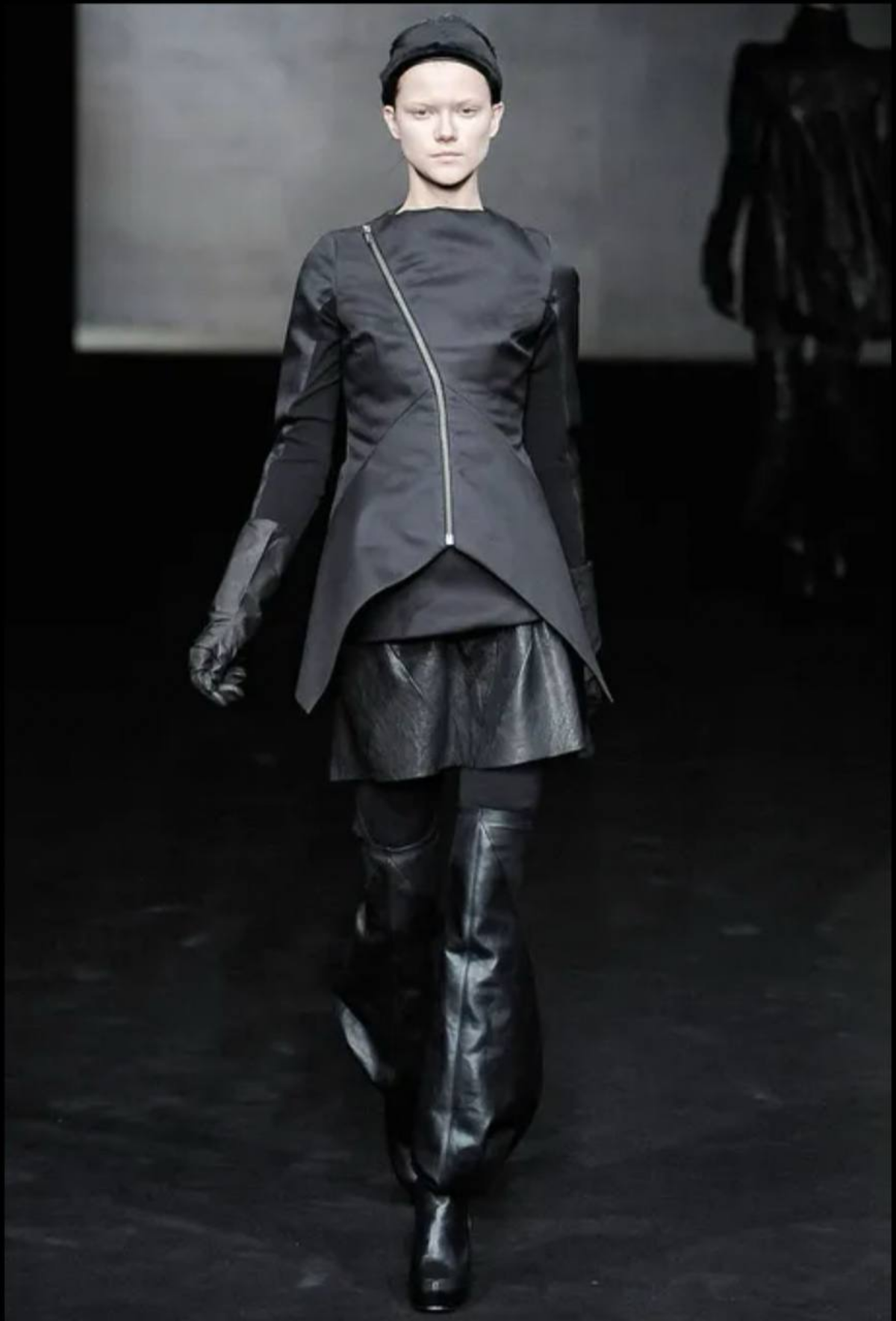 Rick Owens Fall 2009 RTW
Классика авангарда и, на мой взгляд, один из самых культовых показов Рика, откуда черпают вдохновение нынешние дизайнеры: асимметрия, зип-молнии, многослойность | Сетка — социальная сеть от hh.ru