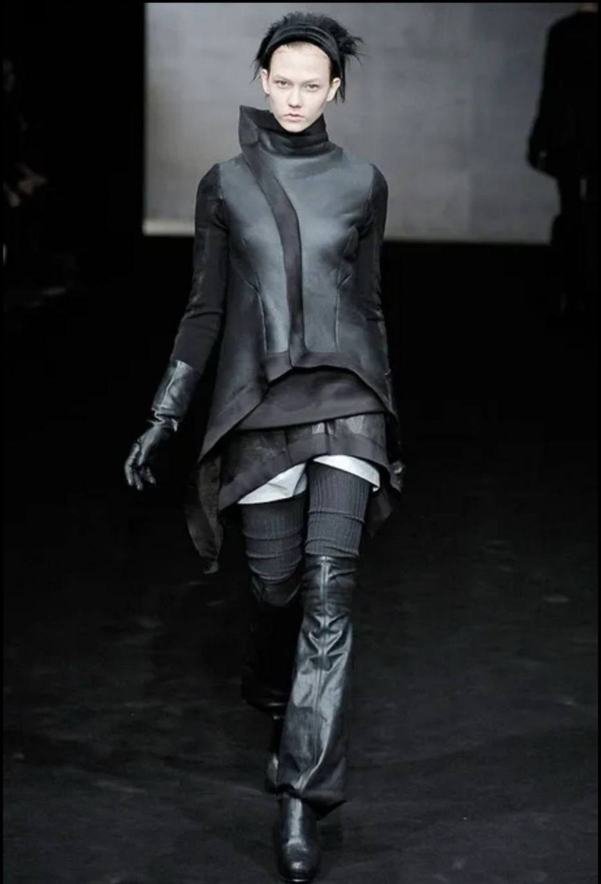 Rick Owens Fall 2009 RTW
Классика авангарда и, на мой взгляд, один из самых культовых показов Рика, откуда черпают вдохновение нынешние дизайнеры: асимметрия, зип-молнии, многослойность | Сетка — социальная сеть от hh.ru