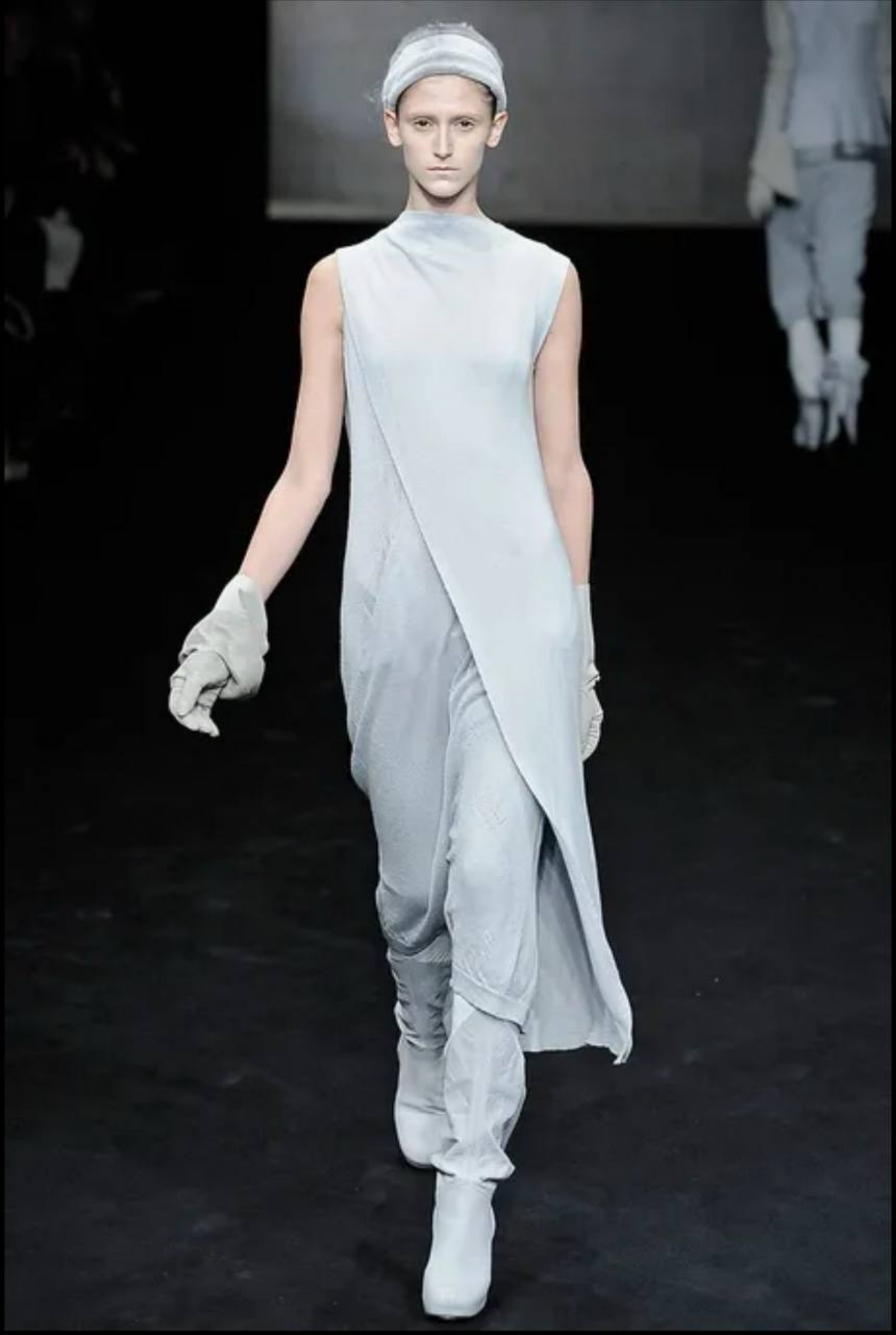 Rick Owens Fall 2009 RTW
Классика авангарда и, на мой взгляд, один из самых культовых показов Рика, откуда черпают вдохновение нынешние дизайнеры: асимметрия, зип-молнии, многослойность | Сетка — социальная сеть от hh.ru
