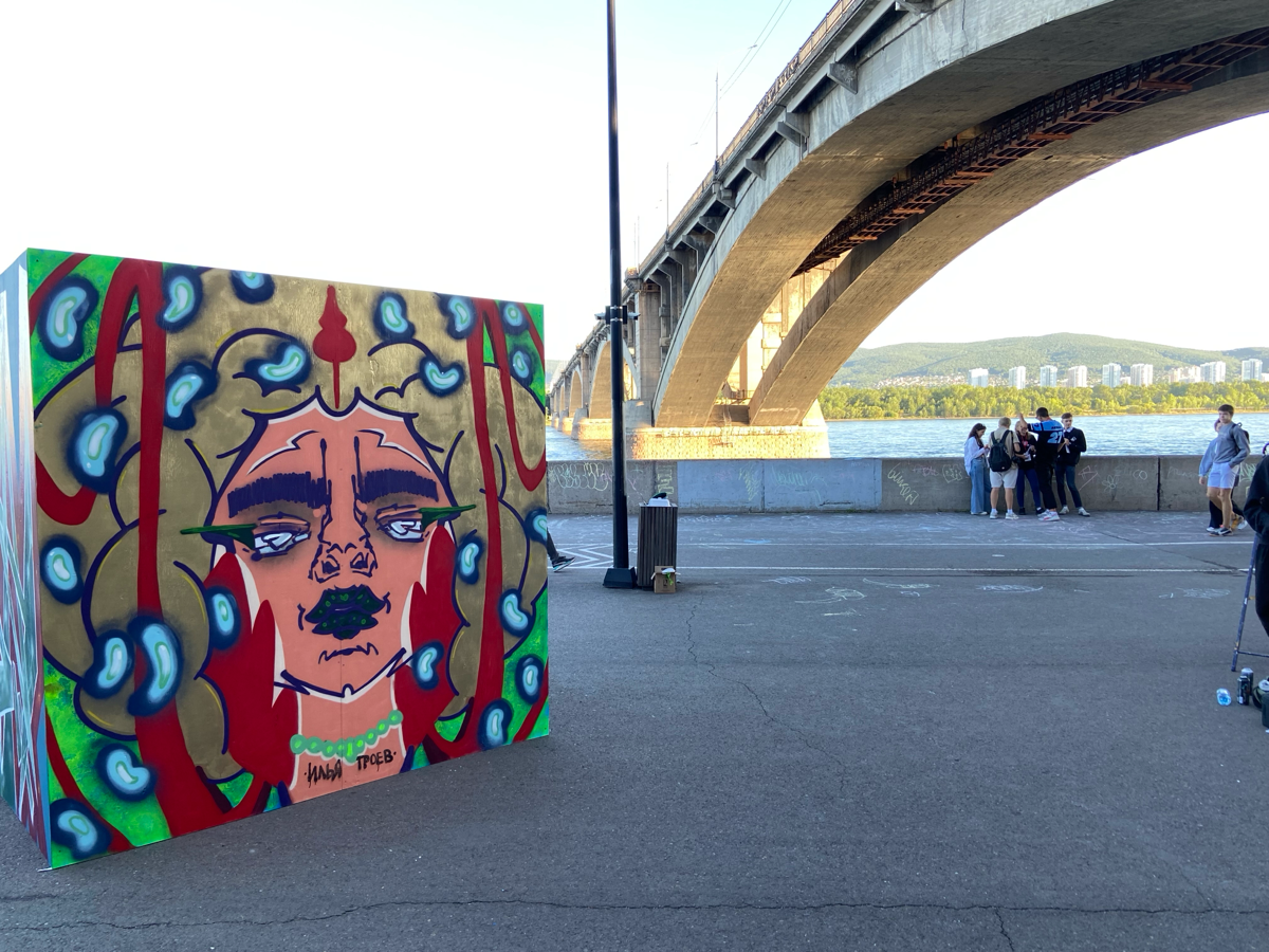 С того года рисунок на набережной Енисея в Красноярске.
#graffiti #art #arti #illustrator | Сетка — социальная сеть от hh.ru