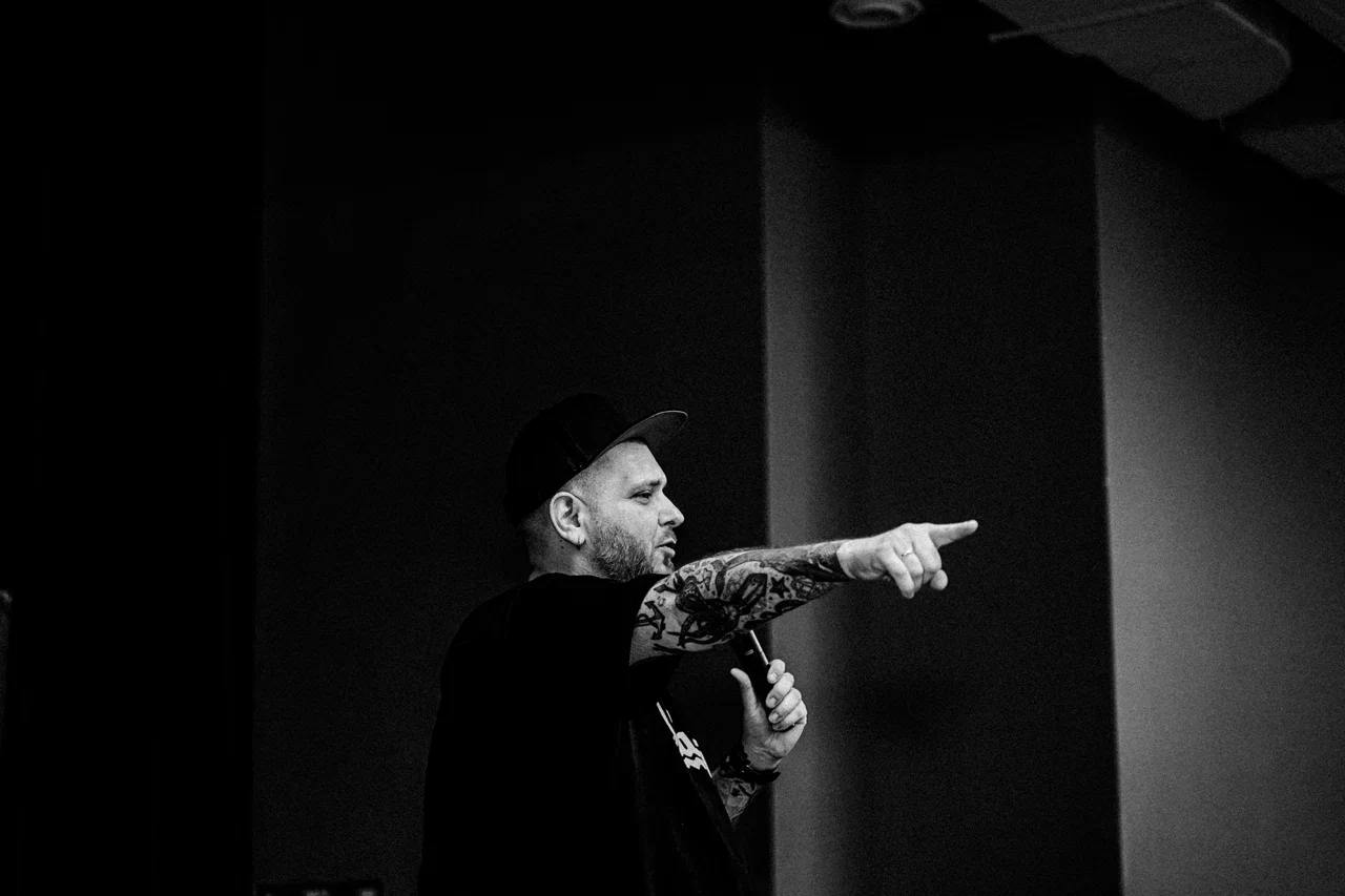 В воскресенье буду на ВДНХ на Московском медиафестивале. 
На 45 минут я стану холдером шатра, в котором с коллегами обсудим, как повелевать контент-маркетингом и сердечками целевой аудитории | Сетка — социальная сеть от hh.ru