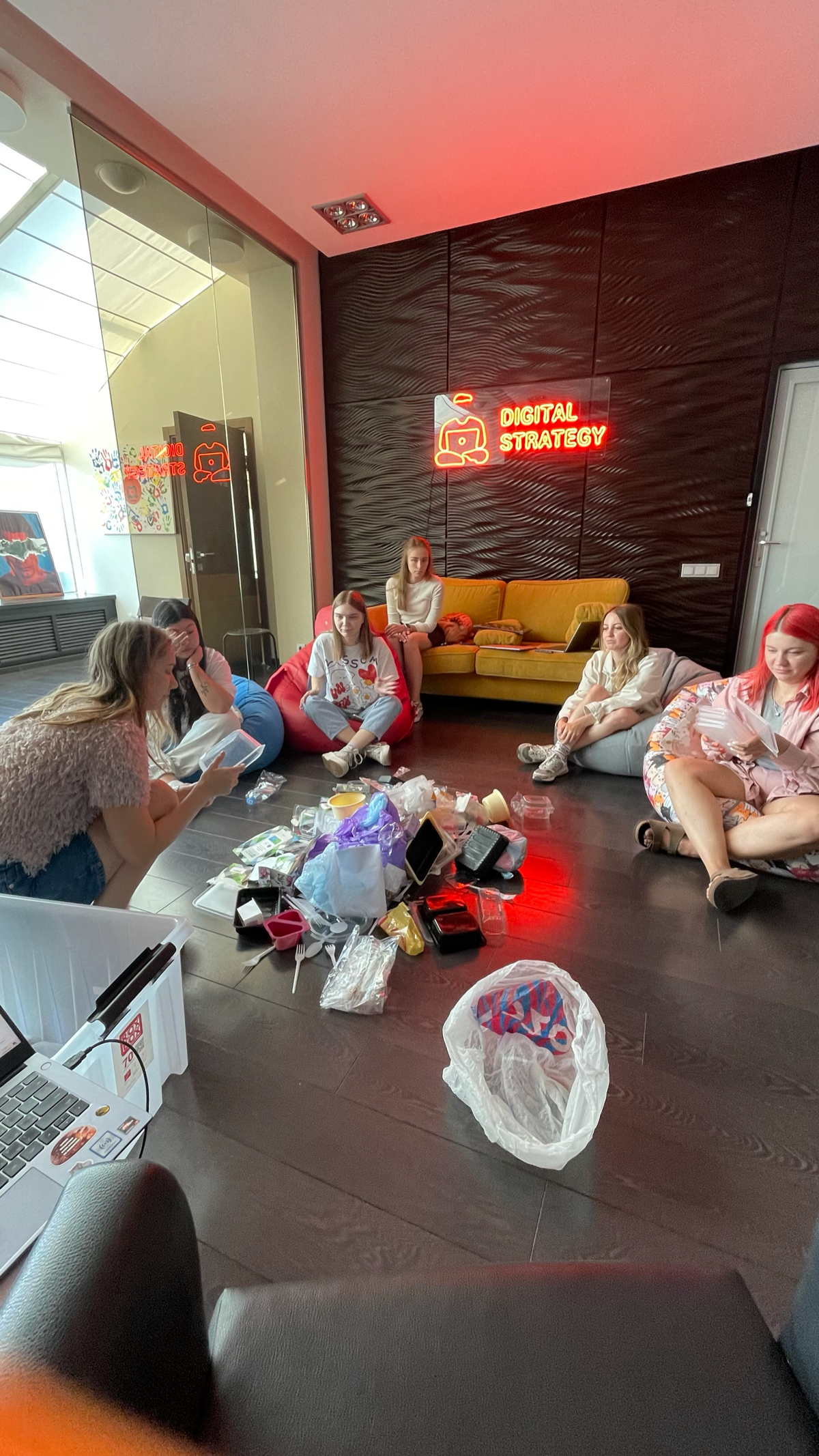 Со стороны кажется, что мы сидим вокруг кучи мусора, но на самом деле мы на эко-тренинге, который организовали мои неравнодушные коллеги Настя и Геля) 
Геля делилась своим опытом, как пришла к сортиро... | Сетка — социальная сеть от hh.ru