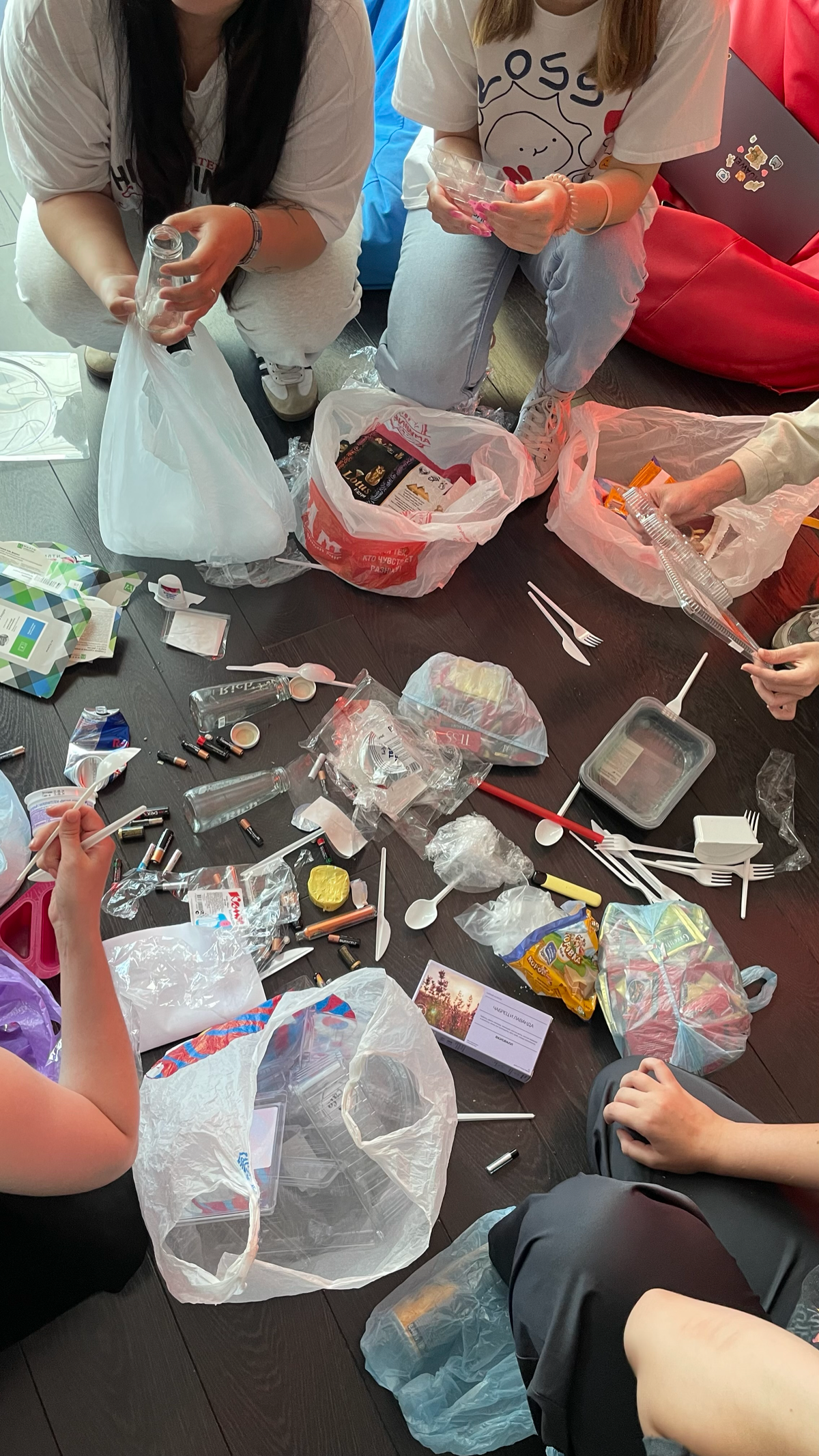 Со стороны кажется, что мы сидим вокруг кучи мусора, но на самом деле мы на эко-тренинге, который организовали мои неравнодушные коллеги Настя и Геля) 
Геля делилась своим опытом, как пришла к сортиро... | Сетка — социальная сеть от hh.ru