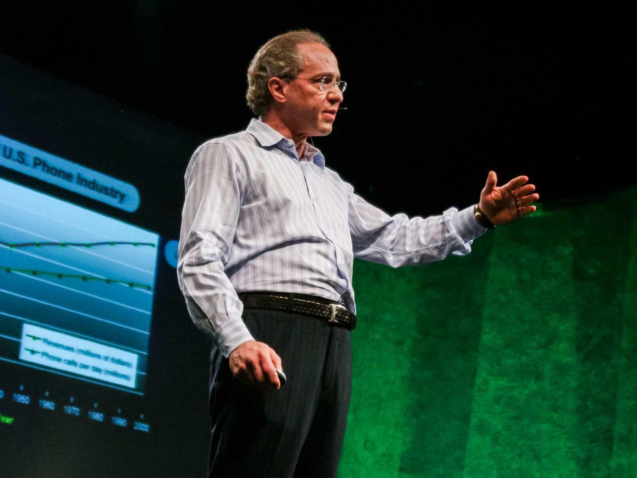 Рэй Курцвейл: вот кто предсказал ИИ задолго до его появления.
Вы слышали имя этого изобретателя? Запомните его.
В пятнадцать лет Рэй написал первую компьютерную программу | Сетка — социальная сеть от hh.ru
