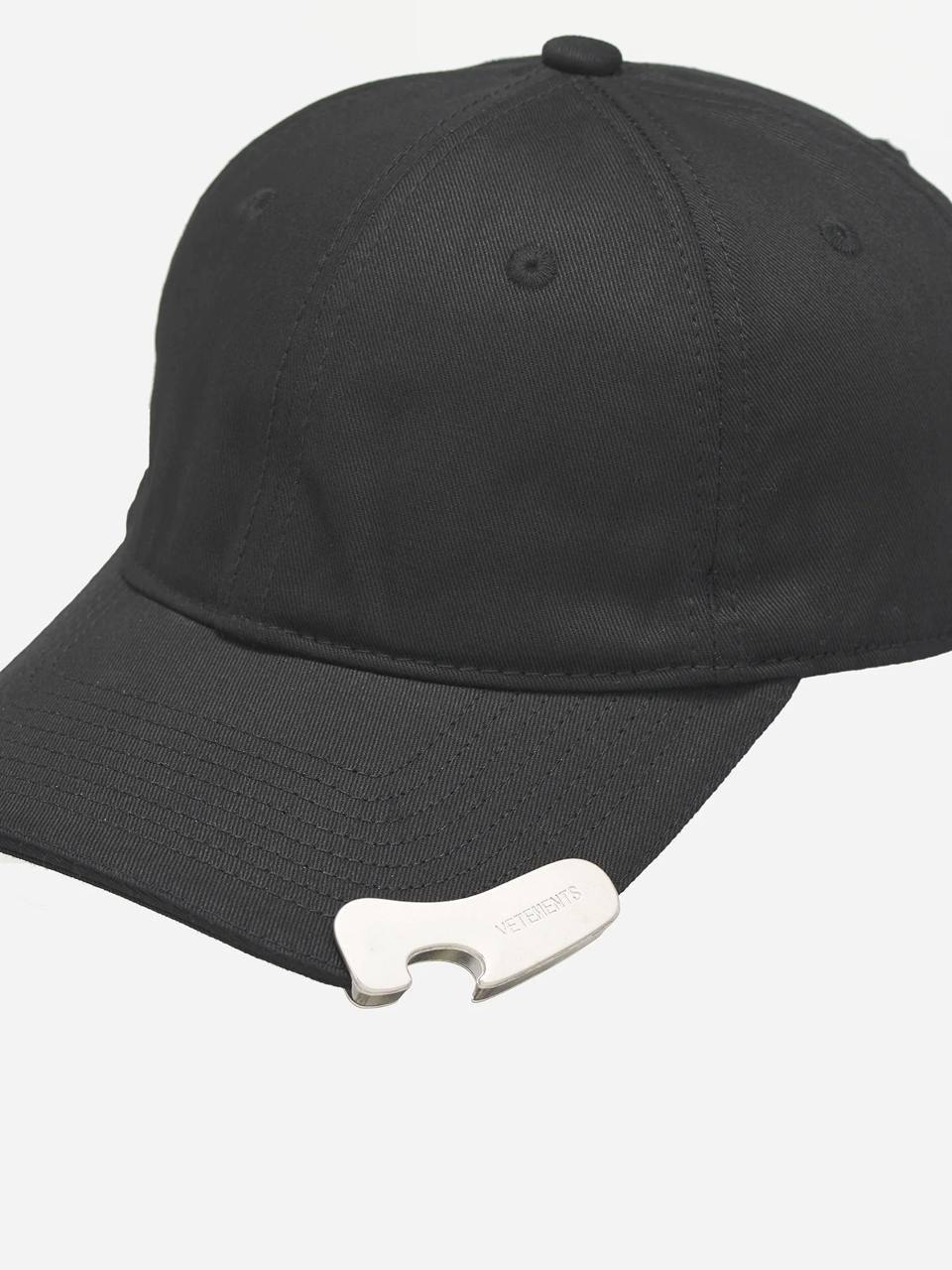 Бренд Vetements решил хайпануть на пивозаврах — и анонсировал кепку со встроенной открывашкой. Пивозавры не растерялись и нашли полный аналог на Ozon — всего за 430 рублей | Сетка — социальная сеть от hh.ru