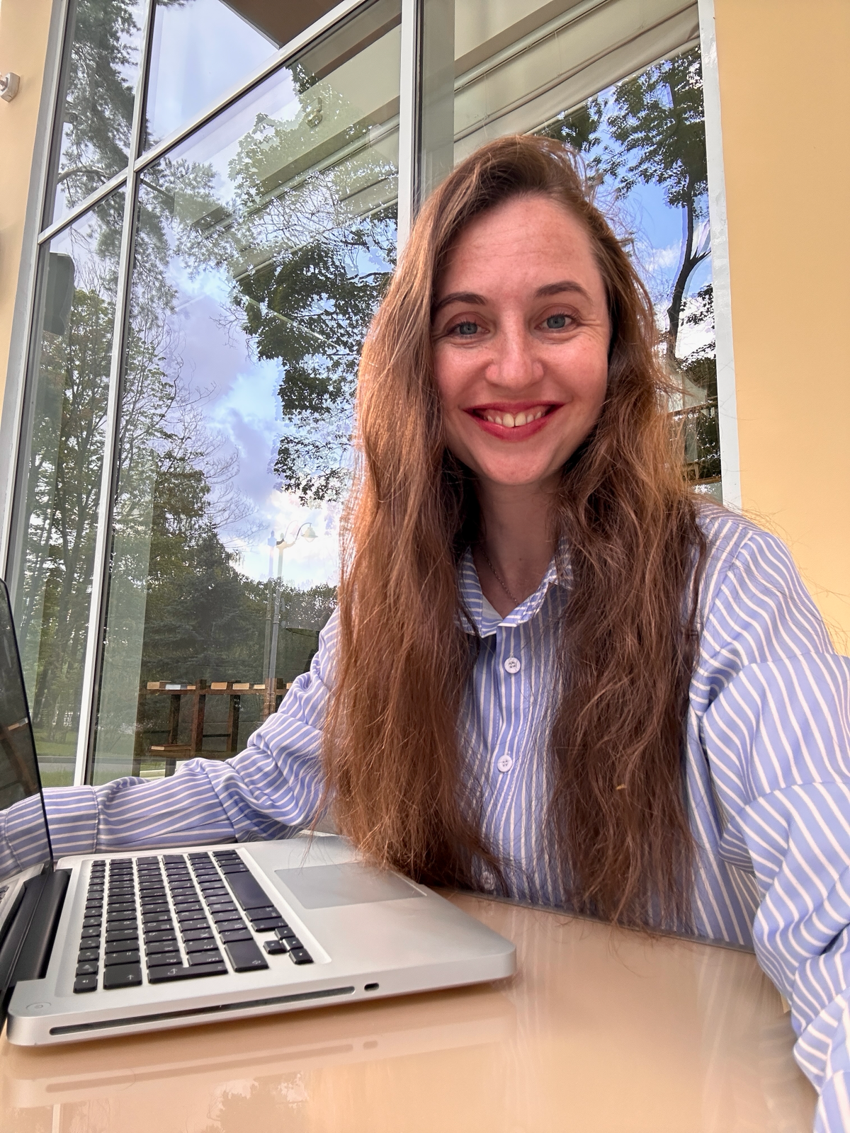 #постзнакомство
Всем привет. Меня зовут Юля Болдырева. Я — SMM Lead Digital Milestone, бренд-стратег, редактор, писатель, филолог, преподаватель | Сетка — социальная сеть от hh.ru