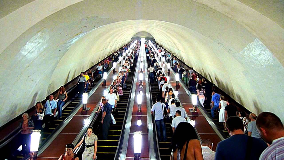 Те кто пользуется метро, могут наблюдать следующую картину - на ступенях эскалатора справа располагается статичный людской поток, который стоит не перемещаясь вверх/вниз, слева - те кто бегут по ступе... | Сетка — социальная сеть от hh.ru