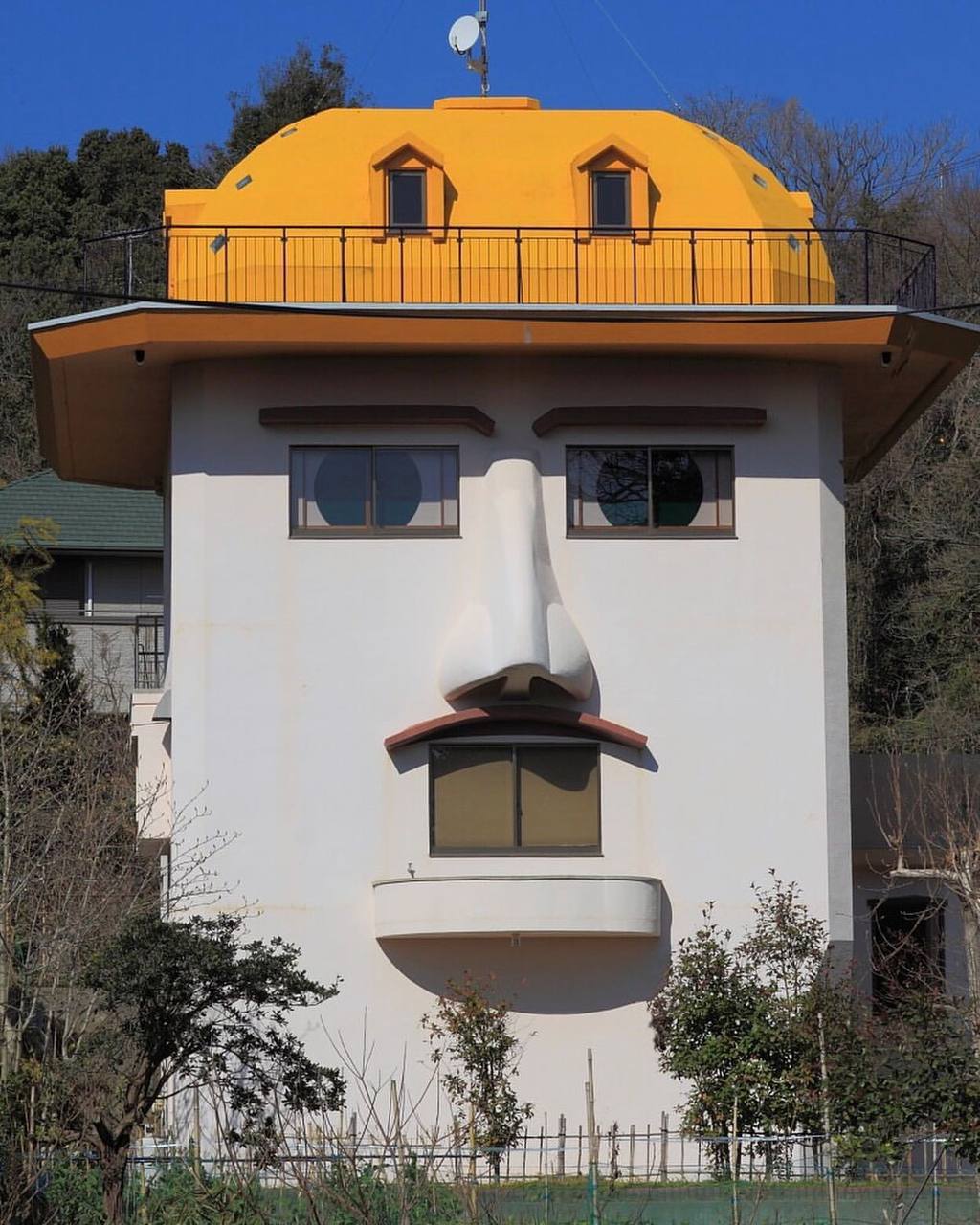 Дома с глазами 
Парейдолия — оптическая иллюзия, способность воспринимать изображения как нечто знакомое — например, видеть в облаках животных или лицо на стволе дерева | Сетка — социальная сеть от hh.ru