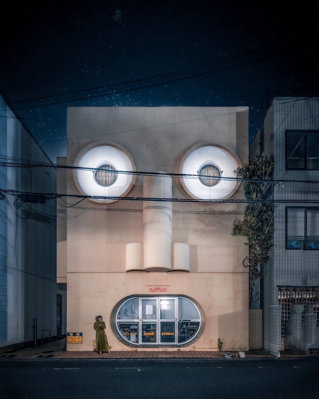 Дома с глазами 
Парейдолия — оптическая иллюзия, способность воспринимать изображения как нечто знакомое — например, видеть в облаках животных или лицо на стволе дерева | Сетка — социальная сеть от hh.ru