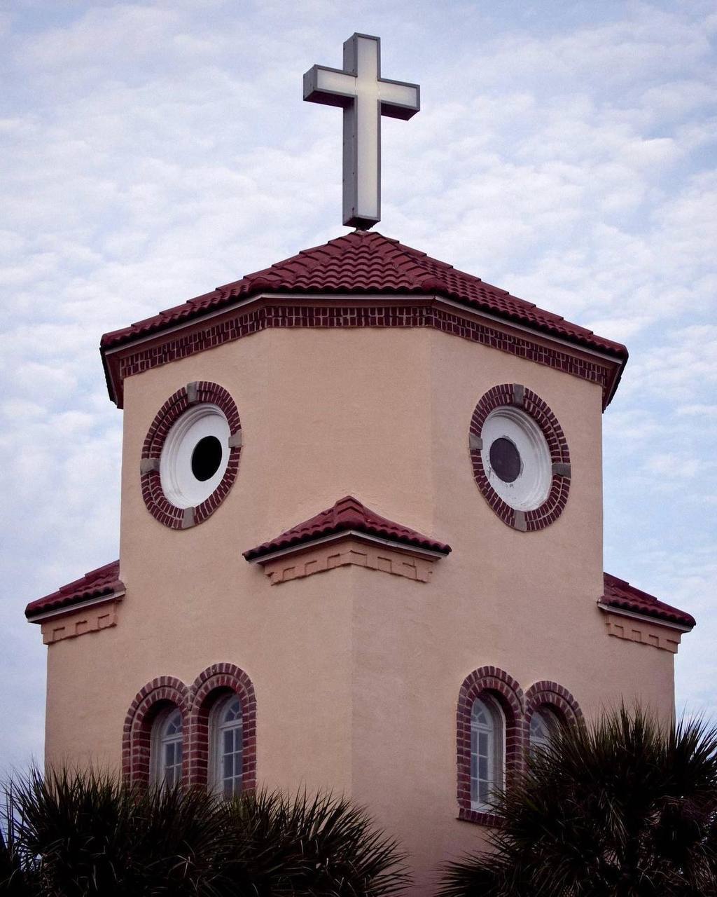 Дома с глазами 
Парейдолия — оптическая иллюзия, способность воспринимать изображения как нечто знакомое — например, видеть в облаках животных или лицо на стволе дерева | Сетка — социальная сеть от hh.ru