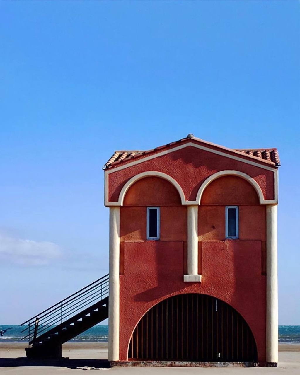 Дома с глазами 
Парейдолия — оптическая иллюзия, способность воспринимать изображения как нечто знакомое — например, видеть в облаках животных или лицо на стволе дерева | Сетка — социальная сеть от hh.ru