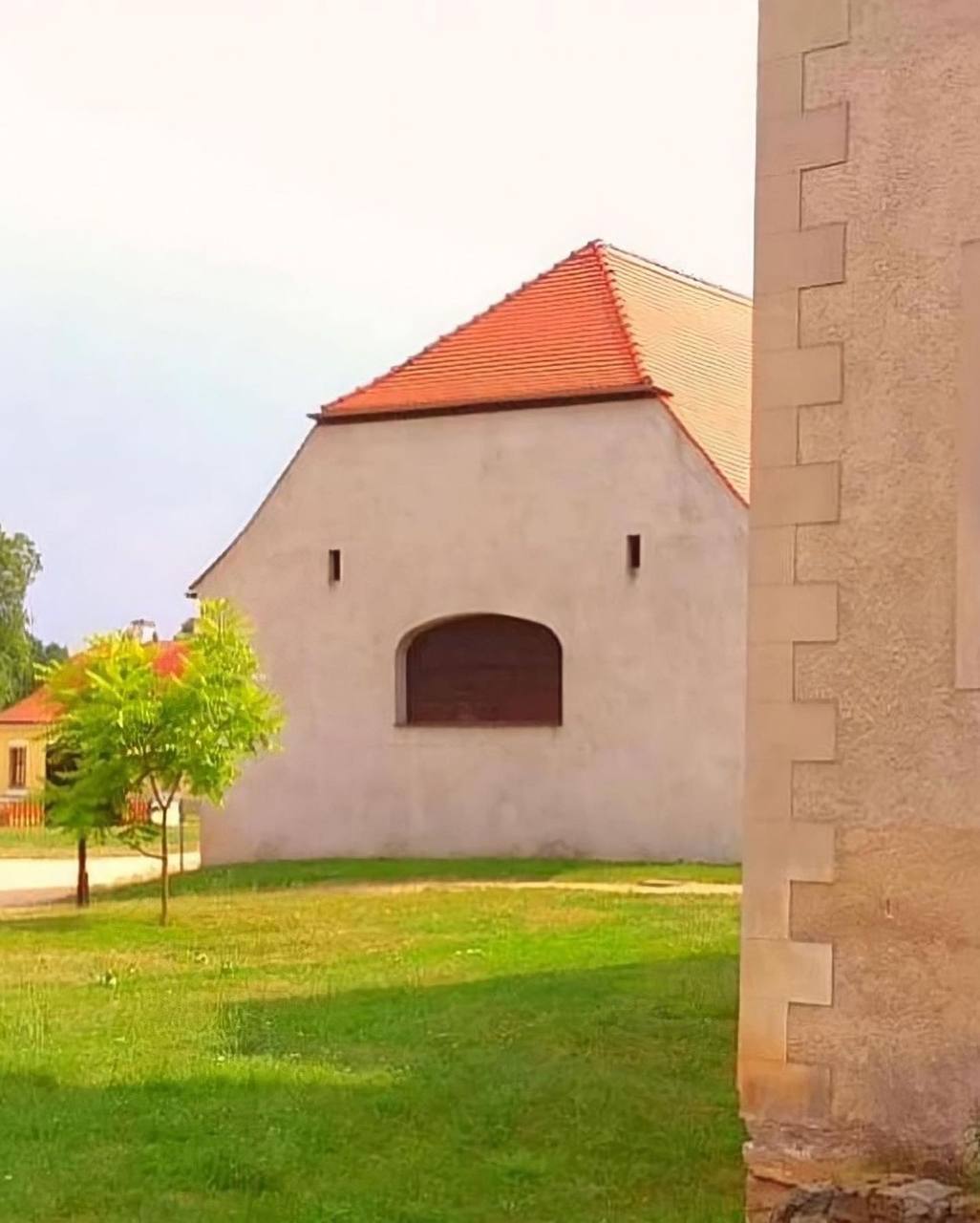 Дома с глазами 
Парейдолия — оптическая иллюзия, способность воспринимать изображения как нечто знакомое — например, видеть в облаках животных или лицо на стволе дерева | Сетка — социальная сеть от hh.ru