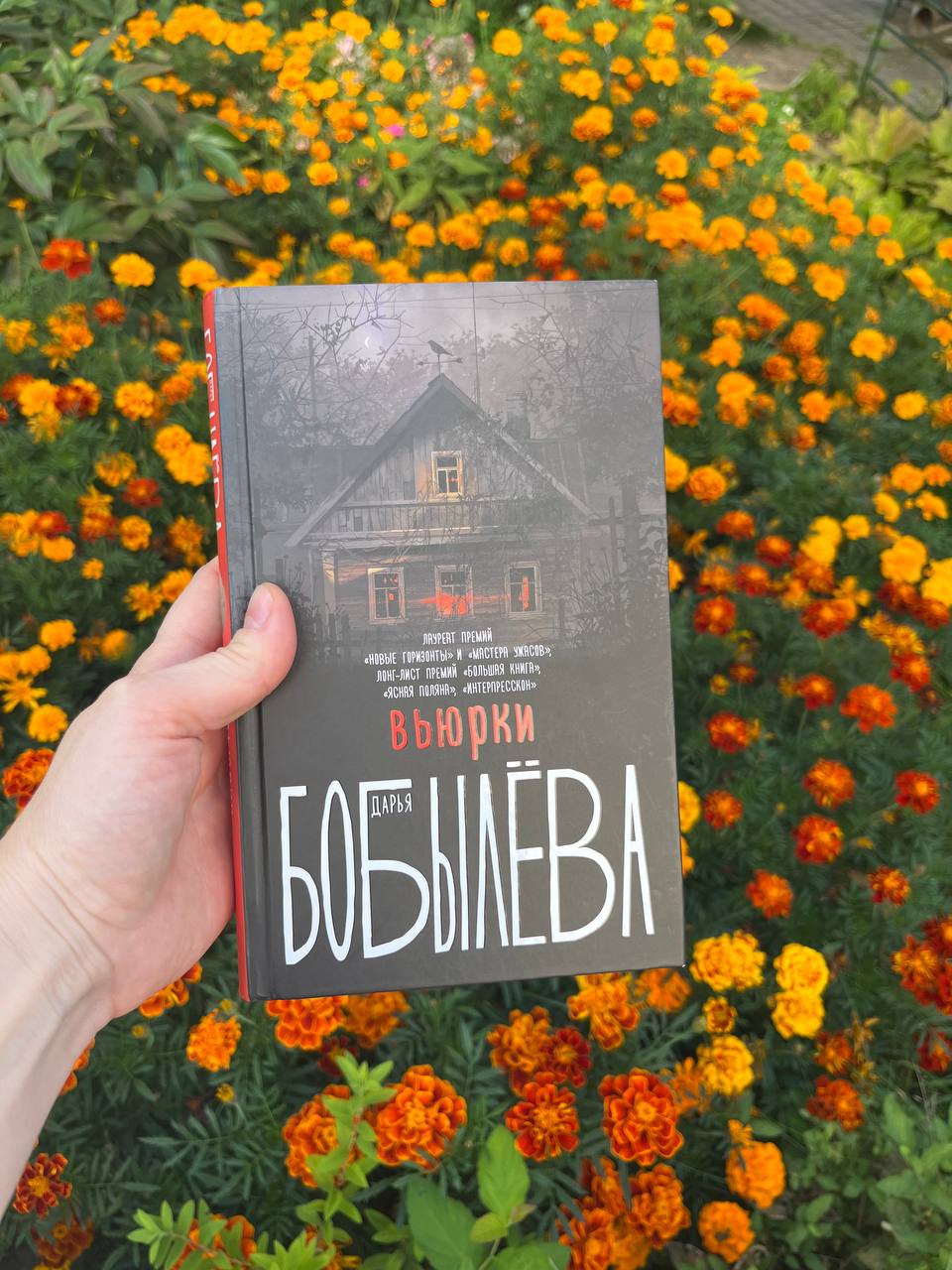 📚 🍁 помните страшилки из детства?
про людей, которые куда-то по очереди уходят и исчезают...
Спит семья ночью. Вдруг слышат — на кухне что-то капает. Папа пошел на кухню и не вернулся | Сетка — социальная сеть от hh.ru