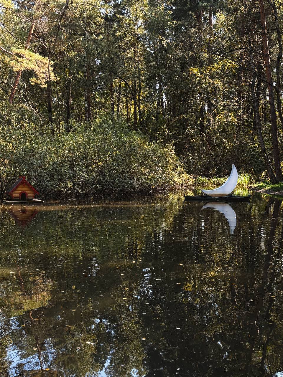 Парк с водопадом и артом авангардистов
Сегодня съездили на прогулку в парк Малевича. Приятное место, особенно понравились объекты Леонида Тишкова «Частная Луна» и «Частное солнце» | Сетка — социальная сеть от hh.ru