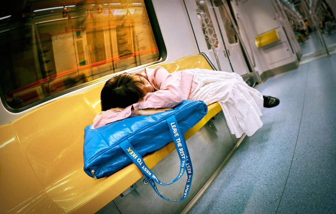 В Сингапуре IKEA превратила ту самую синюю сумку в мягкую подушку. Купить такую нельзя — можно только выиграть в конкурсе в соцсетях бренда.
Идеально, чтобы поспать во время обеда | Сетка — социальная сеть от hh.ru