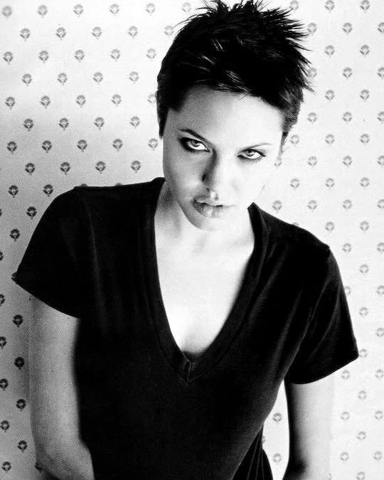 1998 г. — 23 летняя Анджелина Джоли
❤️❤️❤️❤️❤️❤️❤️❤️❤️❤️❤️
—канал о визуале в соцсетях
#вдохновениеsmthabtvisual #inspiration #соцсети #визуал | Сетка — социальная сеть от hh.ru
