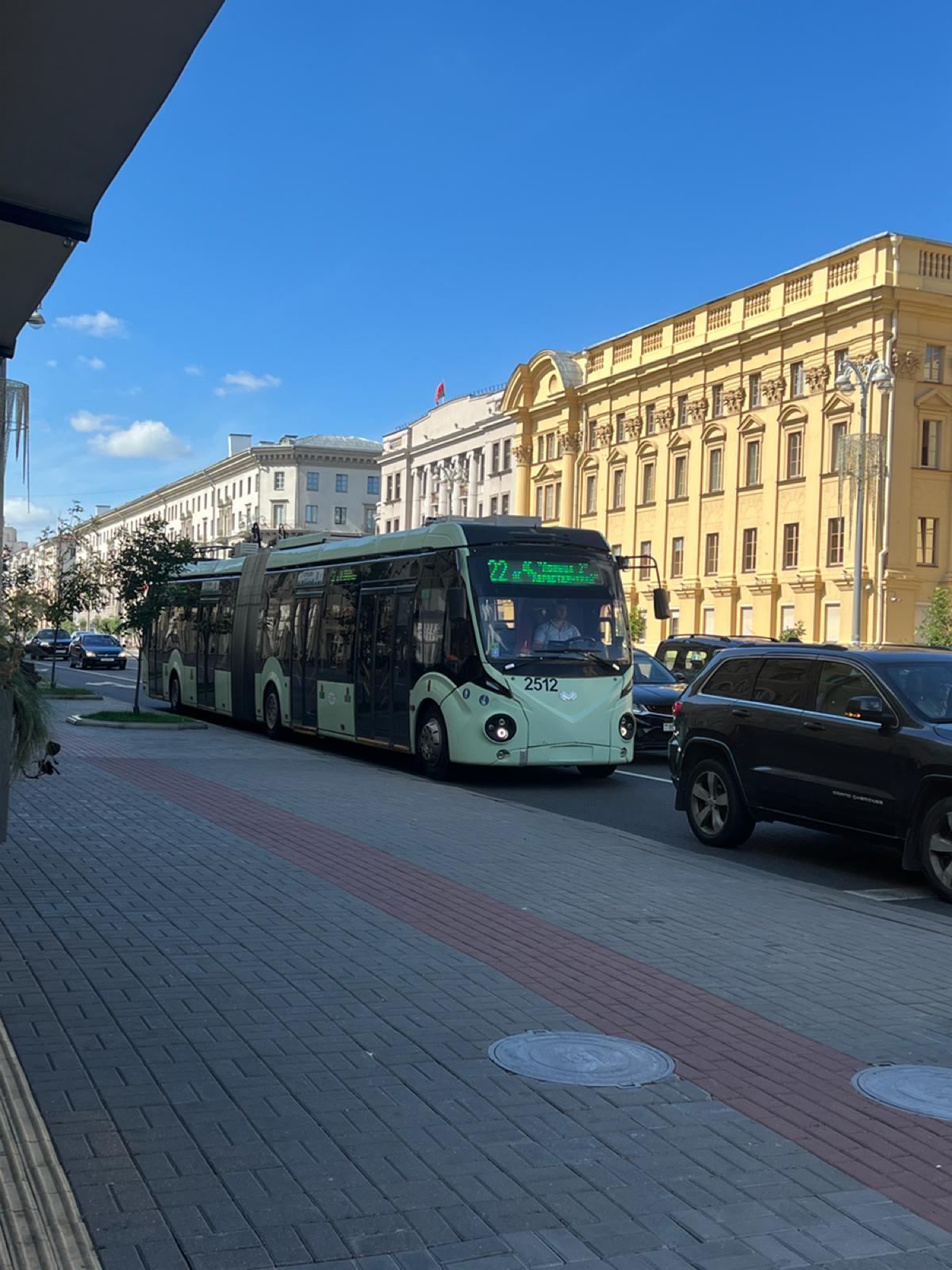 Когда выпала из рабочих процессов, гуляя по Минску.
Будто попала в Москву 90-х, город детства, только без дикого количества приезжих | Сетка — социальная сеть от hh.ru