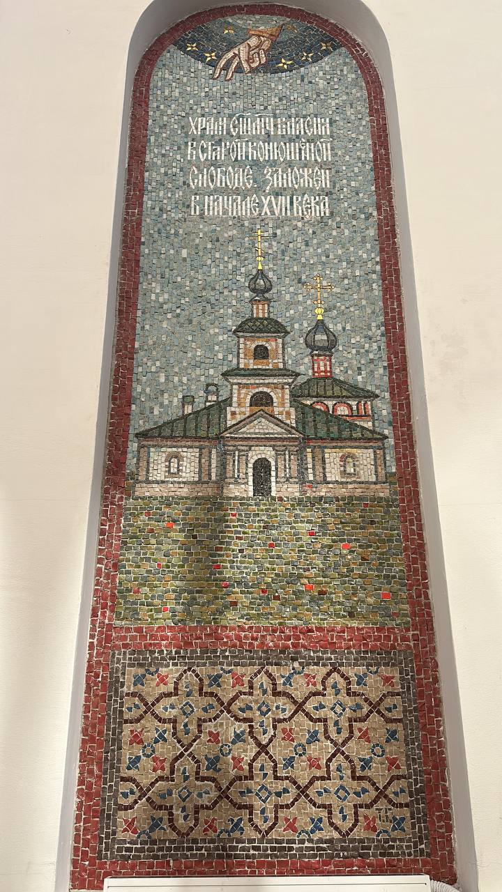 У меня во дворах есть церковь (Власия, в Старой Конюшенной Слободе), которую восстановили сказочно и окружили цветником и животными, ибо Власий покровительствовал животным. Выглядит это всё невероятно | Сетка — социальная сеть от hh.ru