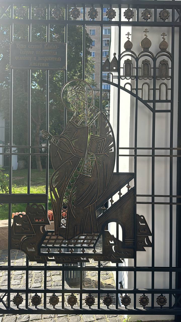 У меня во дворах есть церковь (Власия, в Старой Конюшенной Слободе), которую восстановили сказочно и окружили цветником и животными, ибо Власий покровительствовал животным. Выглядит это всё невероятно | Сетка — социальная сеть от hh.ru