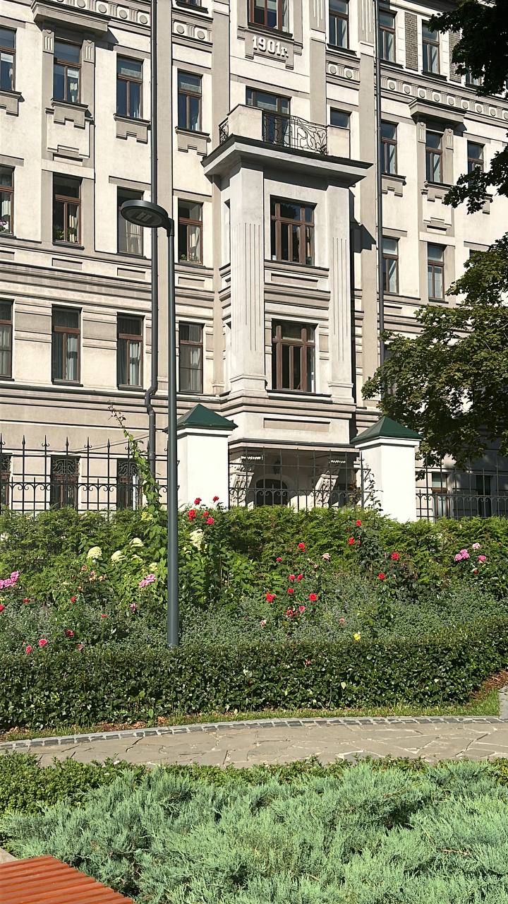 У меня во дворах есть церковь (Власия, в Старой Конюшенной Слободе), которую восстановили сказочно и окружили цветником и животными, ибо Власий покровительствовал животным. Выглядит это всё невероятно | Сетка — социальная сеть от hh.ru