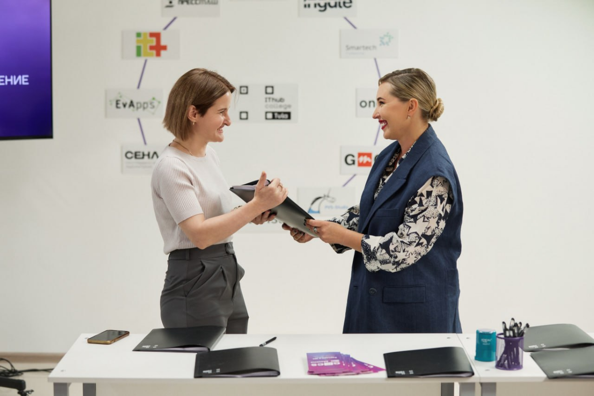 В конце августа состоялась дискуссия крупных IT-компаний региона с правительством Тульской области о тенденциях профильного IT-образования на базе колледжа IT Hub, где также подписали с колледжем дого... | Сетка — социальная сеть от hh.ru