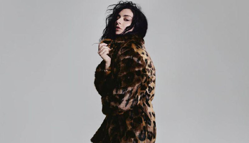 H&M запускает коллаборацию с Charli XCX
Новость появилась через несколько часов после того, как бренд удалил весь контент из своих социальных сетей и заменил классический красно-белый логотип на зелен... | Сетка — социальная сеть от hh.ru